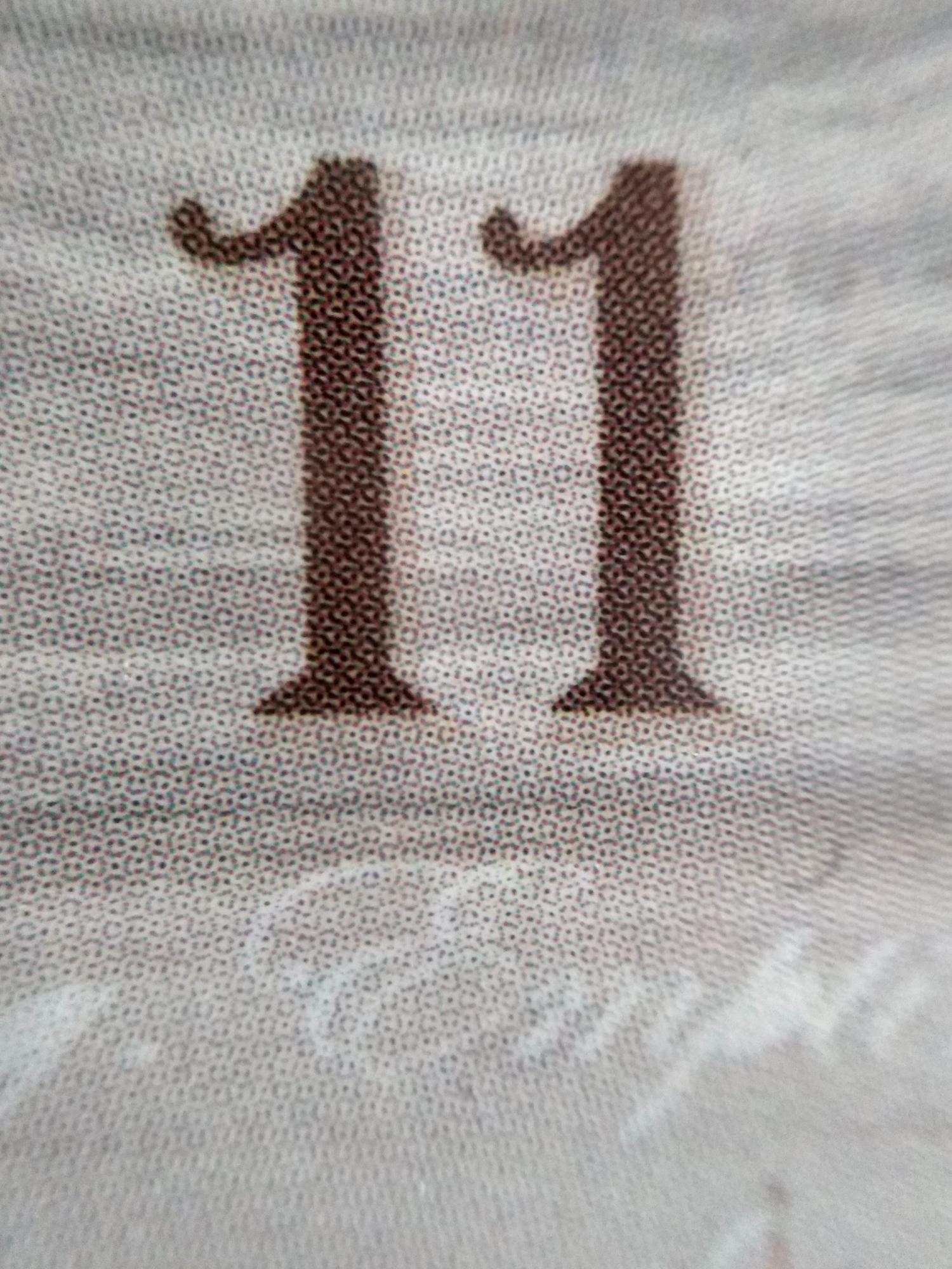 haftowane litery na lnianej tkaninie
